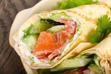 Somon ekmek rulo peynir ile