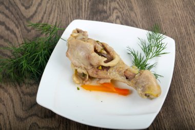 Dereotu servis haşlanmış tavuk budu