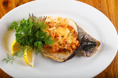 Peynir ile doldurulmuş alabalık