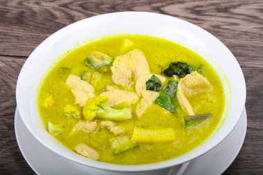 Yeşil köri tavuk kase