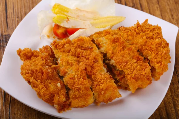 Cerdo crujiente con queso y hojas de ensalada — Foto de Stock