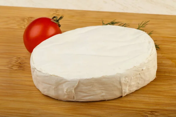 Camembert fromage à la tomate — Photo