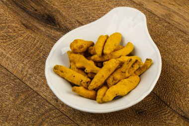 Tumeric kökü yığın
