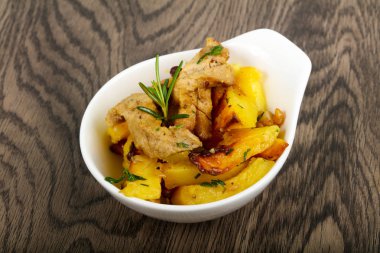 Domuz eti ile kızarmış patates