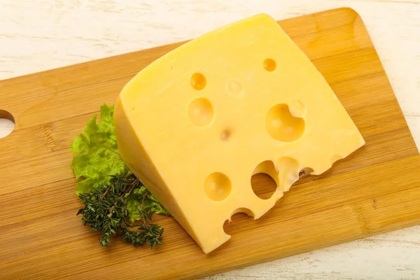 Ahşap arka plan üzerinde peynir parçası