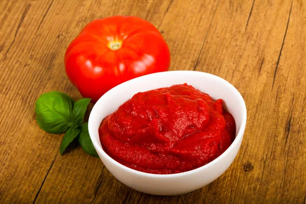 Tomatpuré med basilikablad — Stockfoto