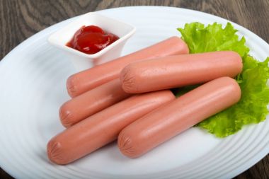 Haşlanmış sosis salata ile 