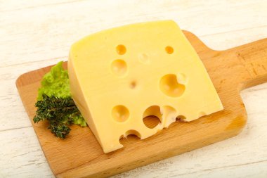Ahşap arka plan üzerinde peynir parçası