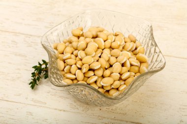 Kase çiğ beyaz fasulye