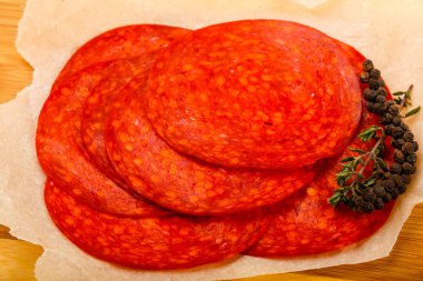 Ahşap arka plan üzerinde chorizo sosis dilimli 