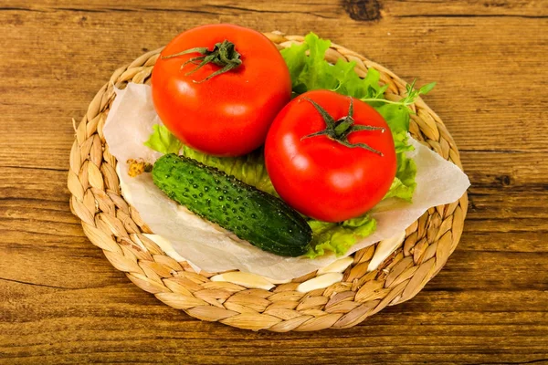 Agurker og tomater med salatblade - Stock-foto