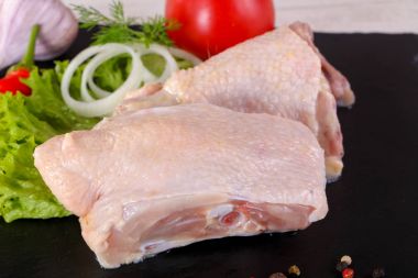 Çorba için çiğ tavuk parçaları