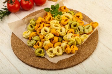 Fesleğenli ham tortellini 