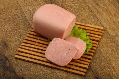 Jambon salata yaprakları üzerinde