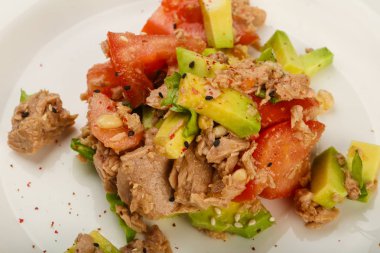 Ton balığı ve Avokado salatası