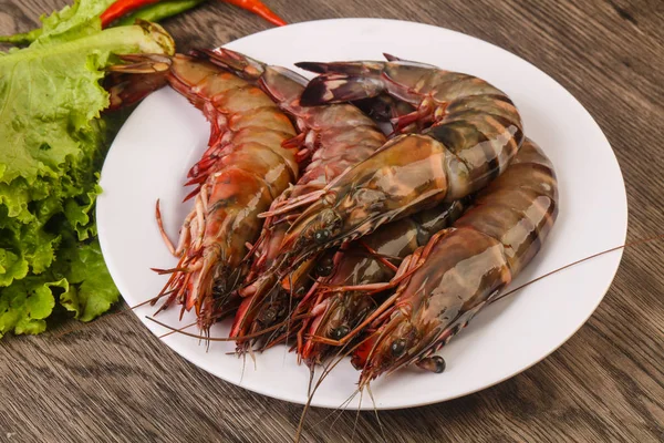 Udang Harimau Besar Siap Untuk Dimasak Atas Latar Belakang Kayu — Stok Foto