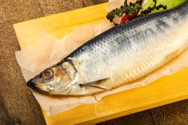 Biber ve baharat, ahşap masa arka plan ile salamura ringa balığı