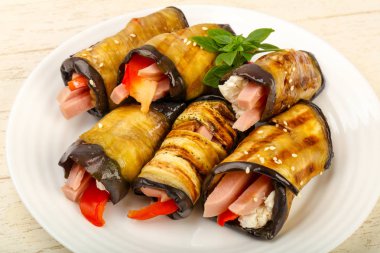 Jambon, peynir ve biber, ahşap masa arka plan ile doldurulmuş patlıcan