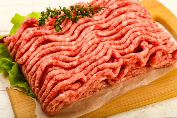 Rauw Gehakt Rundvlees Met Tijm Peper Houten Tafel Achtergrond — Stockfoto