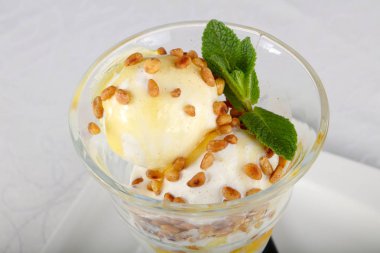 Sedir somun ve nane yaprakları ile dondurma 