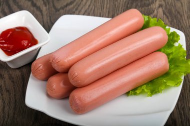 Haşlanmış sosis salata ile 