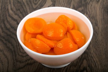 Nane yaprakları ile konserve kayısı