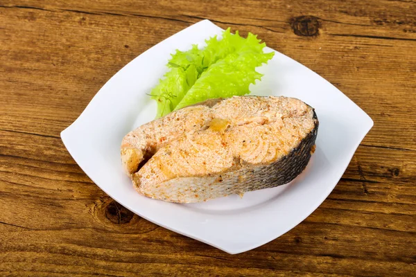 Salmão cozido no vapor com endro e salada — Fotografia de Stock