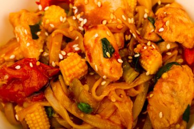 Udon ile tavuk ve susam 