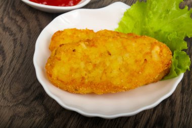 Closeup ile sos ve marul ahşap arka plan üzerinde patates pancakes