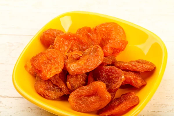 Сухая куча абрикосов — стоковое фото