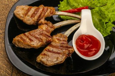 Plaka üzerinde ızgara kuzu