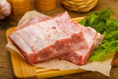 Çiğ domuz kaburgası