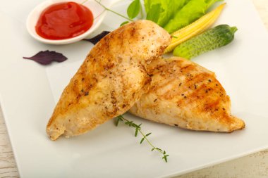 Kavrulmuş tavuk göğsü salatası ile ahşap masa arka plan üzerinde bırakır