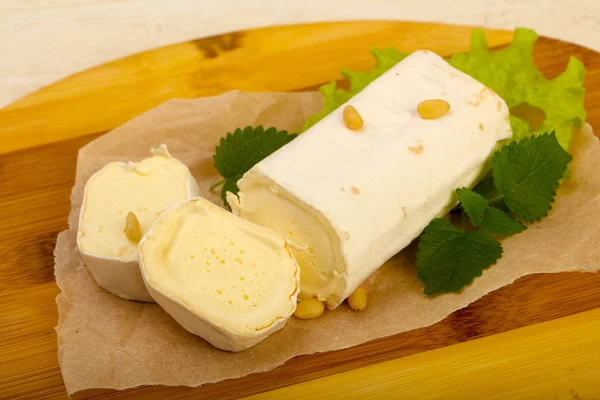 Queijo Brie com salada — Fotografia de Stock