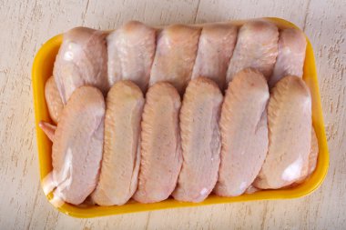 Çiğ tavuk kanadı.