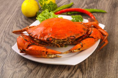 Plaka üzerinde haşlama yengeç