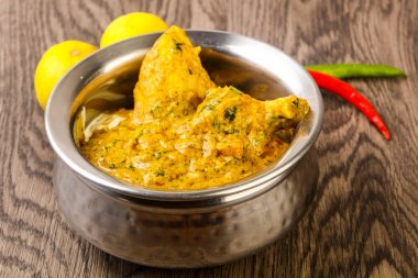 Tavuk tiçamasala. Ahşap arka plan üzerinde Hint geleneksel mutfak