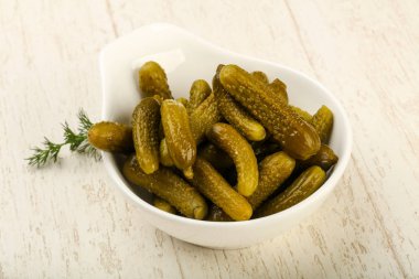 kase ahşap arka plan içinde salatalık turşusu 