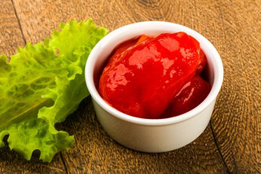 Kabın içinde soyulmuş domates 