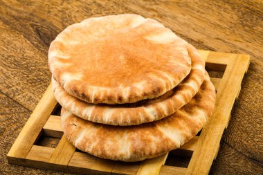 Pide ekmek yığın ahşap arka plan üzerinde