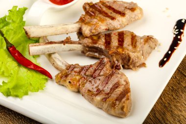 Plaka üzerinde ızgara kuzu