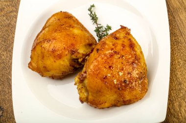 Kızarmış tavuk butları.