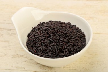 Kase ahşap arka plan üzerinde siyah yabani pirinç 