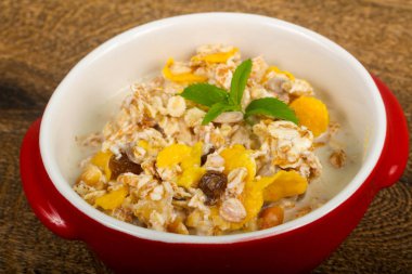Muz, fındık ve nane ile müsli 