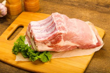 pişmemiş domuz eti