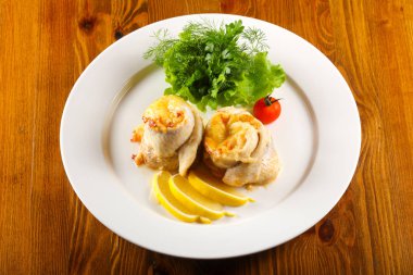 Ahşap arka plan üzerinde beyaz tepside buğulama Alabalık filetosu