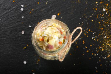 Ahşap arka plan üzerinde hizmet Rus salatası