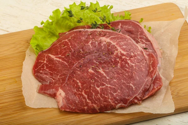 Raw beef schnitzel — Stock Photo, Image