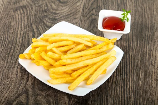 Batatas fritas com ketchup de tomate — Fotografia de Stock