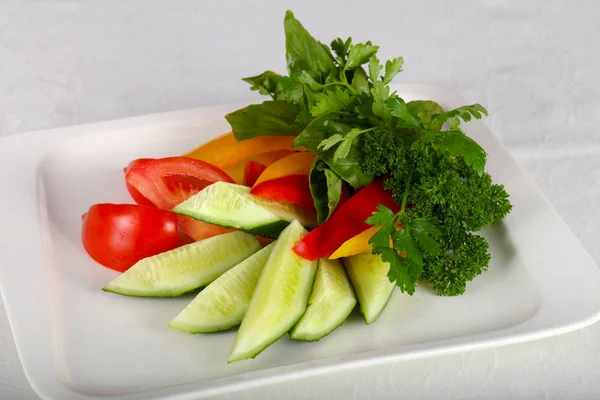 Dilimlenmiş sebze - domates, salatalık, biber ve otlar 